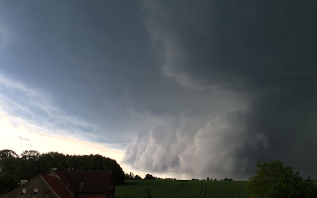 Gewitterwolken um 19:30 Uhr in Südost über Vlotho-Valdorf, Vlotho-Exter und Bad Oeynhausen-Lohe, nach Norden ziehend.