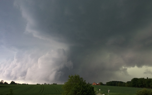 Gewitterwolken um 19:30 Uhr in Südsüdost über Vlotho-Exter und Bad Oeynhausen-Lohe, nach Norden ziehend.