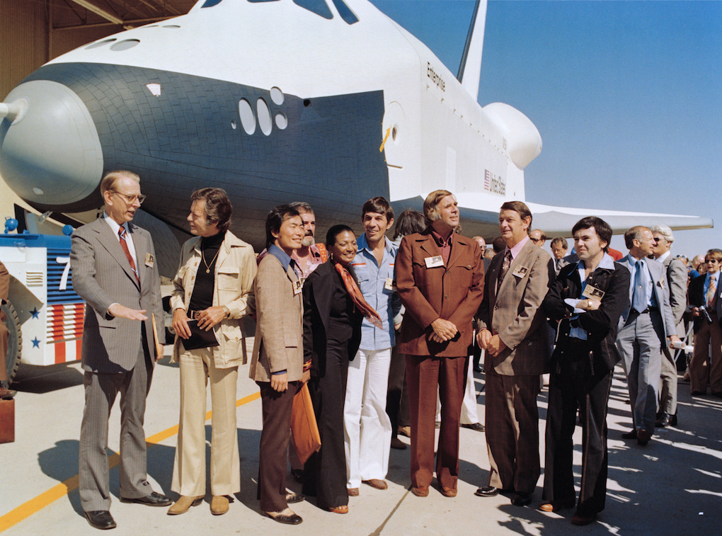 NASA-Foto S91-27436 vom 1976-09-17 mit Star-Trek-Schauspielern und Gene Roddenberry.