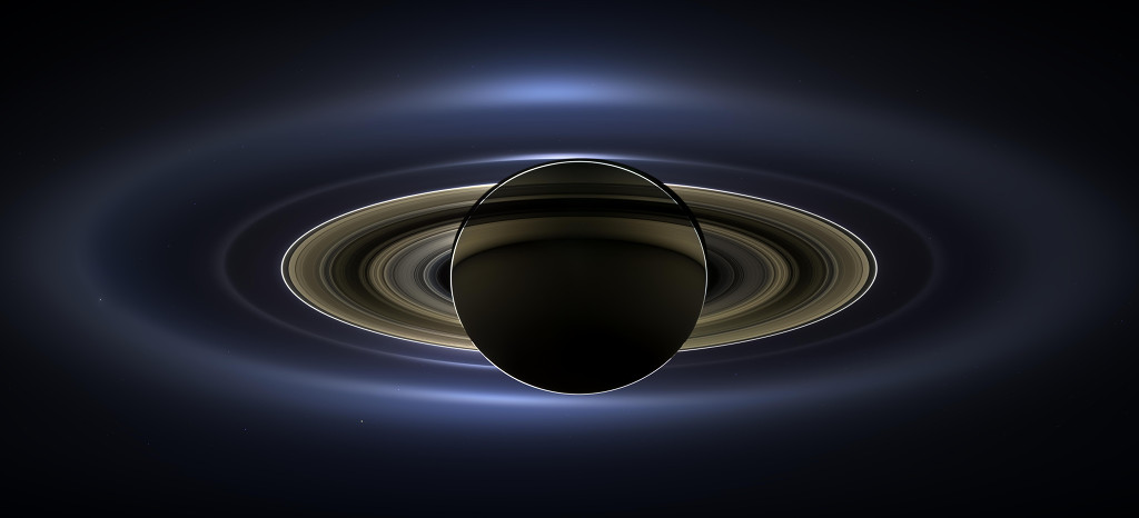 PIA17172: Saturn mit Ringen im Gegenlicht der Sonne, unten rechts mit Erde und Mond, oben links mit Mars und Venus zwischen den Ringen.